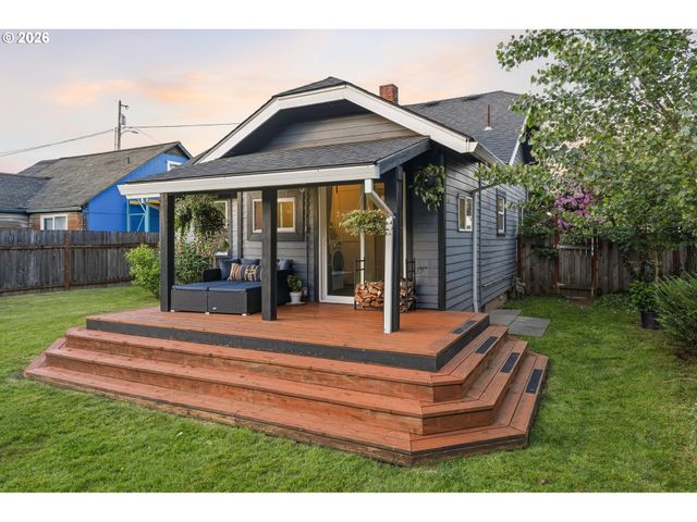 455 N 9TH St, St Helens, OR 97051