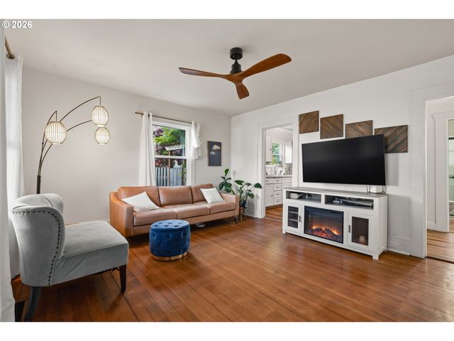 455 N 9TH St, St Helens, OR 97051