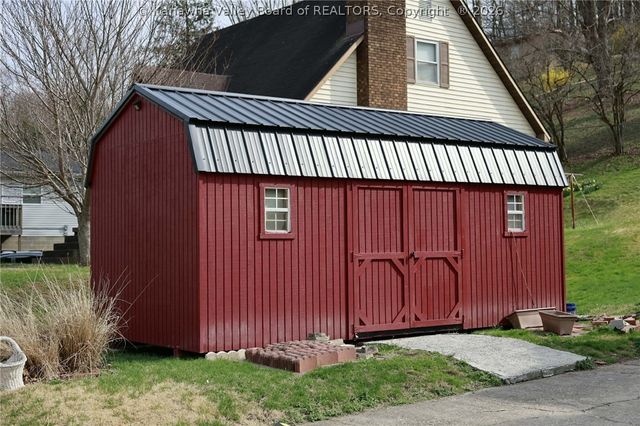 624 Kanawha Avenue E, Clendenin, WV 25045