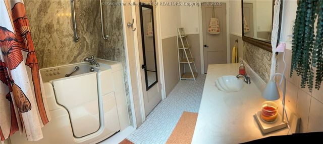 624 Kanawha Avenue E, Clendenin, WV 25045