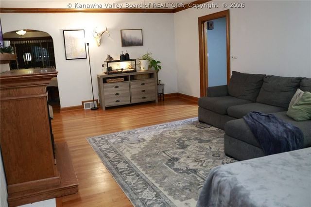 624 Kanawha Avenue E, Clendenin, WV 25045