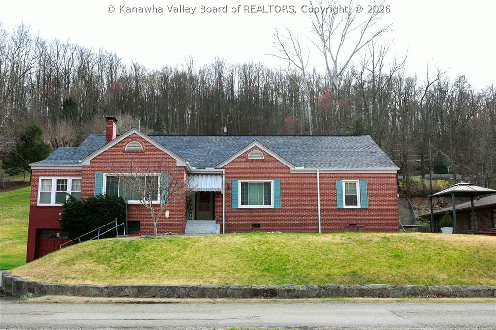 624 Kanawha Avenue E, Clendenin, WV 25045