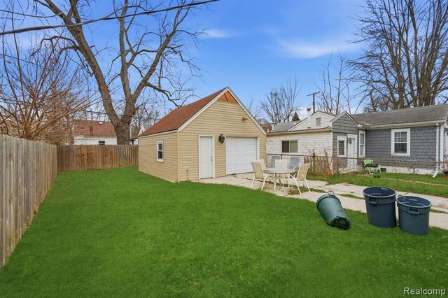 20919 Hollywood Street, Harper Woods, MI 48225