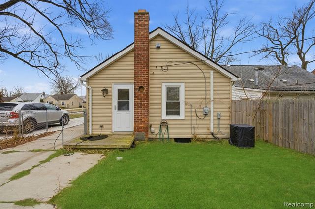 20919 Hollywood Street, Harper Woods, MI 48225