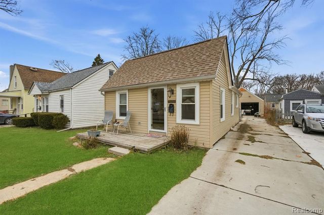 20919 Hollywood Street, Harper Woods, MI 48225