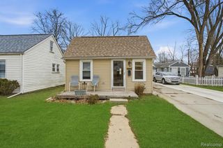 20919 Hollywood Street, Harper Woods, MI 48225