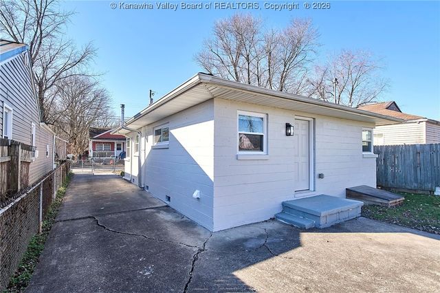 11 Swans Court, St Albans, WV 25177