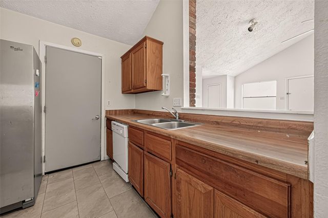 7102 Village Lake Dr, Cypress, TX 77433