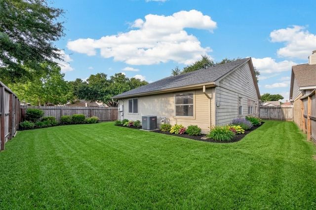 7102 Village Lake Dr, Cypress, TX 77433