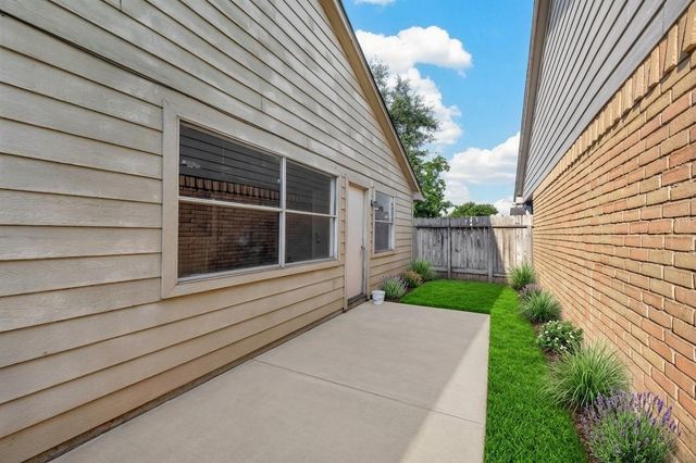 7102 Village Lake Dr, Cypress, TX 77433
