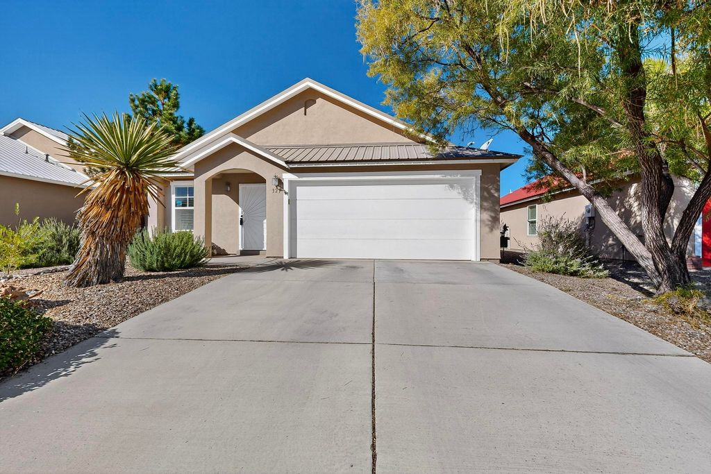 329 Minturn Loop NE, Rio Rancho, NM 87124