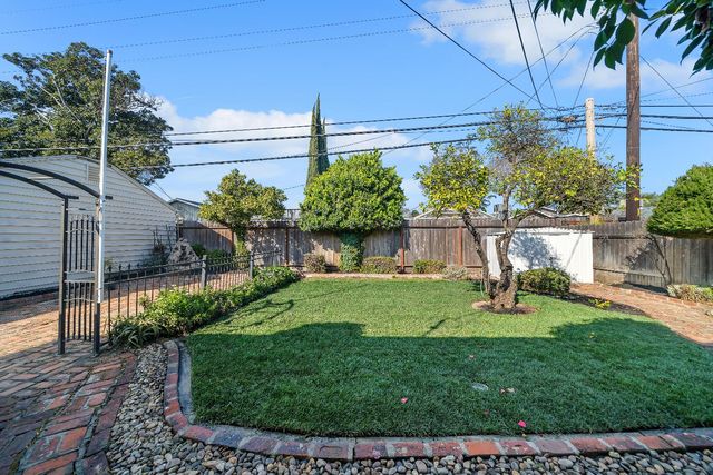 2059 Country Club Blvd, Stockton, CA 95204