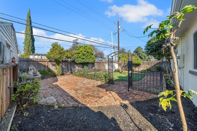 2059 Country Club Blvd, Stockton, CA 95204