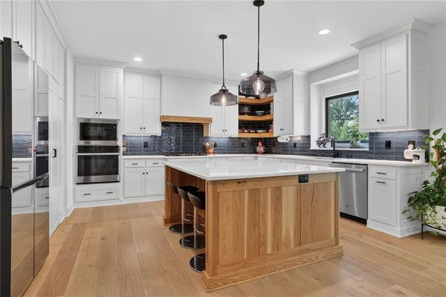 4416 W 77th Street, Prairie Village, KS 66208