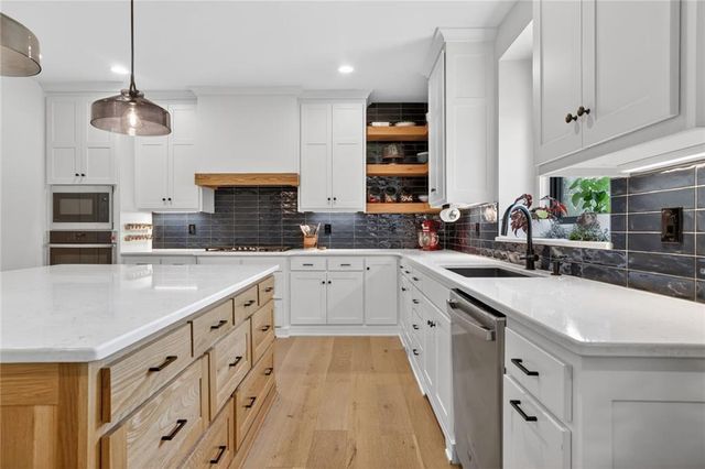 4416 W 77th Street, Prairie Village, KS 66208