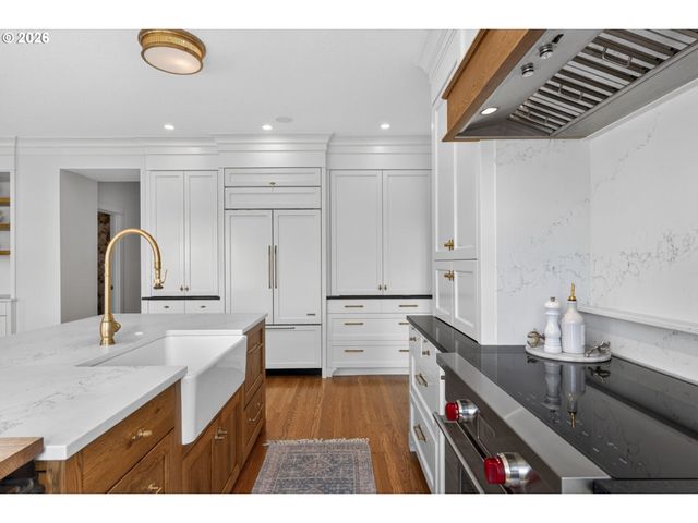 8435 Nw HAZELTINE St, Portland, OR 97229