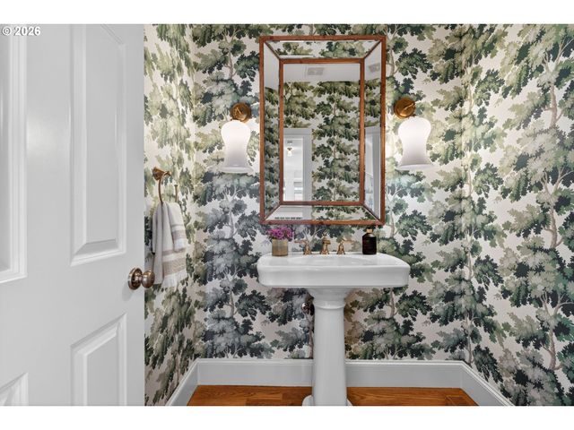 8435 Nw HAZELTINE St, Portland, OR 97229