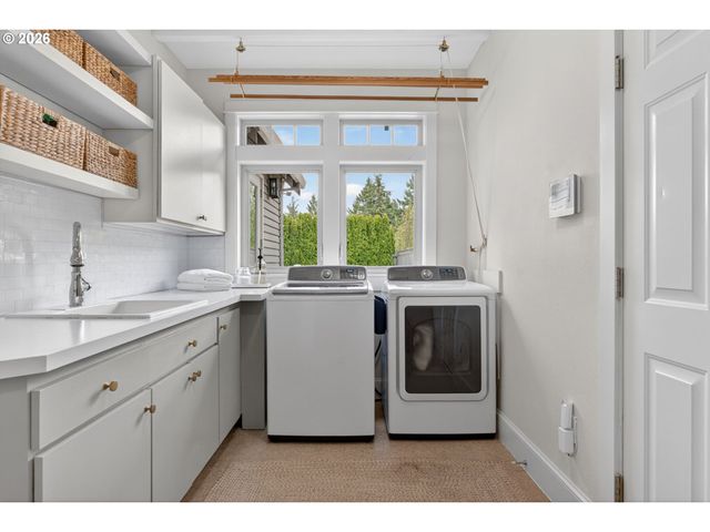 8435 Nw HAZELTINE St, Portland, OR 97229