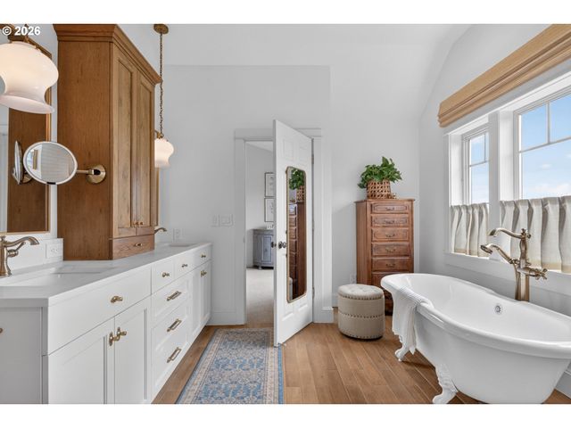 8435 Nw HAZELTINE St, Portland, OR 97229