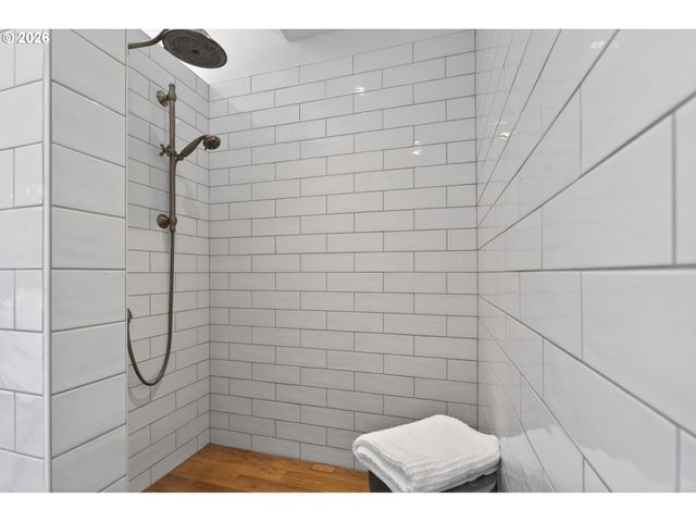 8435 Nw HAZELTINE St, Portland, OR 97229