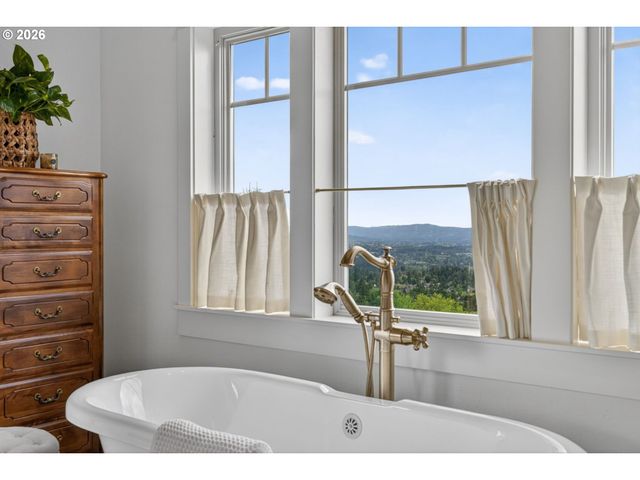 8435 Nw HAZELTINE St, Portland, OR 97229