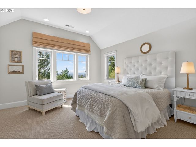 8435 Nw HAZELTINE St, Portland, OR 97229