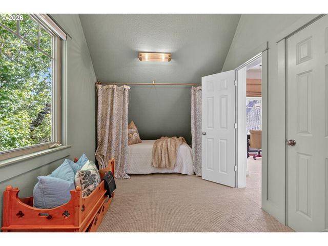 8435 Nw HAZELTINE St, Portland, OR 97229