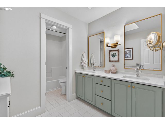 8435 Nw HAZELTINE St, Portland, OR 97229