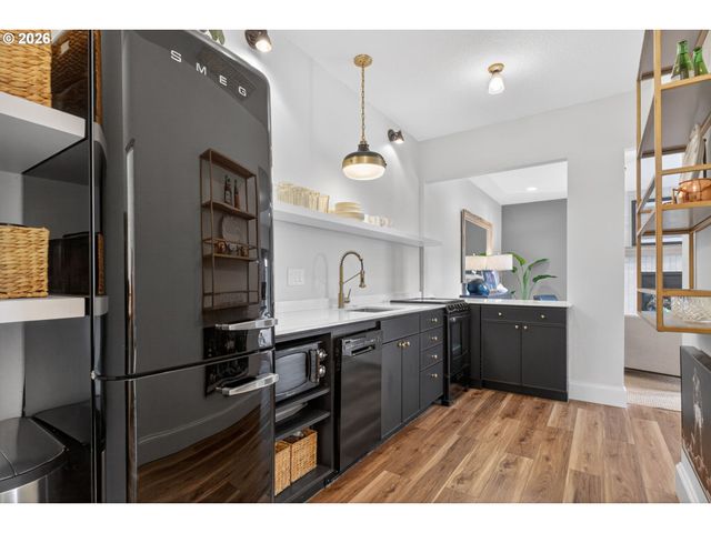 8435 Nw HAZELTINE St, Portland, OR 97229
