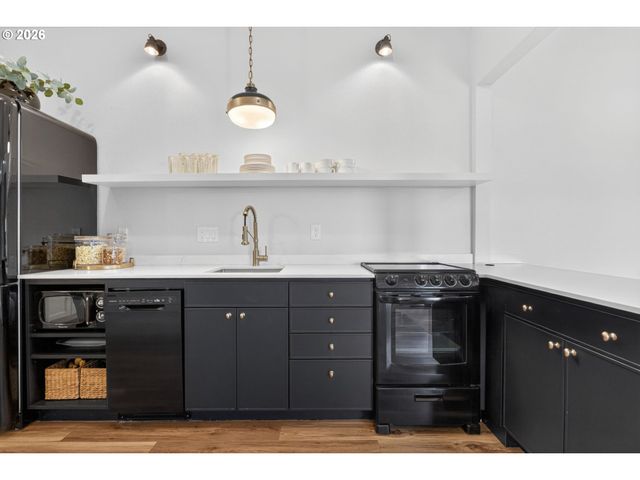 8435 Nw HAZELTINE St, Portland, OR 97229