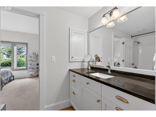 8435 Nw HAZELTINE St, Portland, OR 97229