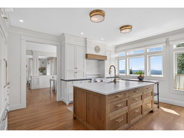 8435 Nw HAZELTINE St, Portland, OR 97229