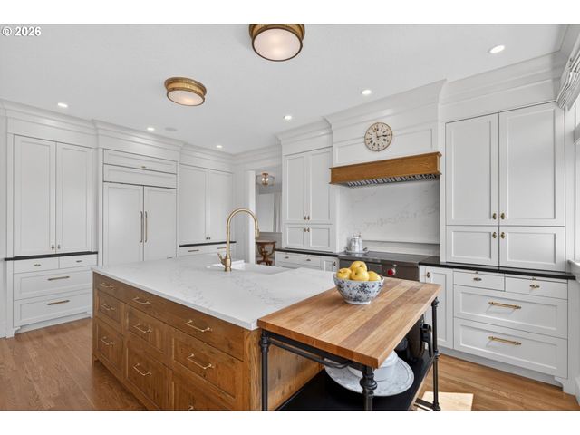 8435 Nw HAZELTINE St, Portland, OR 97229
