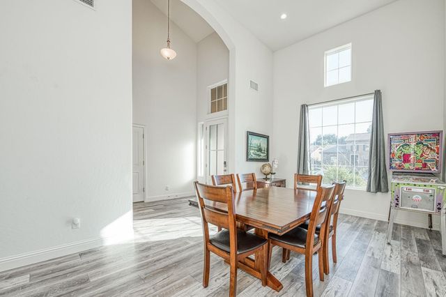 1676 Las Rosas Ave, Clovis, CA 93619