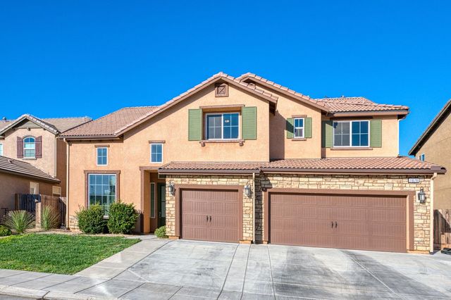1676 Las Rosas Ave, Clovis, CA 93619