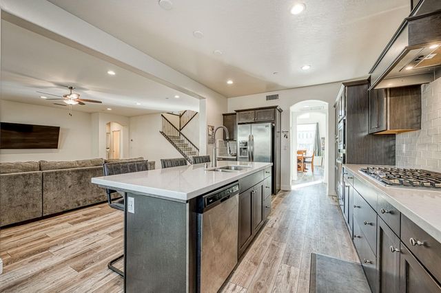 1676 Las Rosas Ave, Clovis, CA 93619