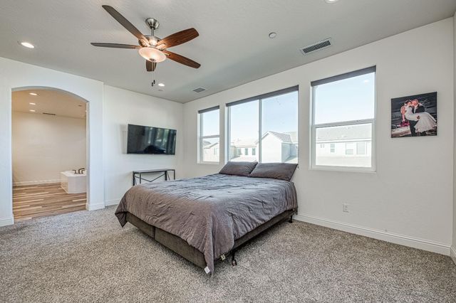 1676 Las Rosas Ave, Clovis, CA 93619