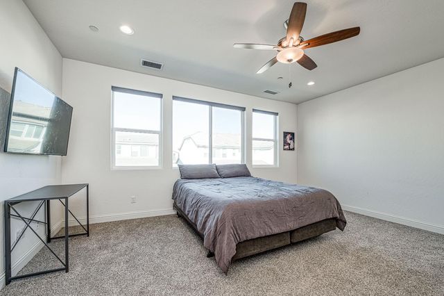 1676 Las Rosas Ave, Clovis, CA 93619