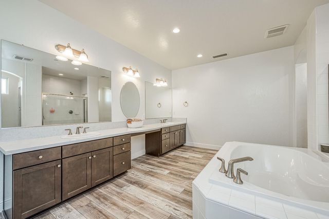 1676 Las Rosas Ave, Clovis, CA 93619