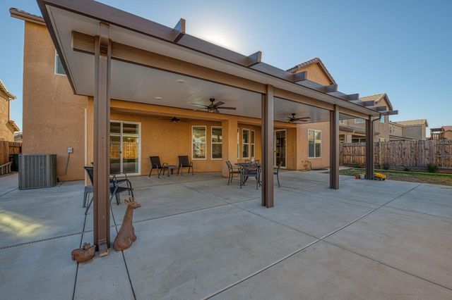 1676 Las Rosas Ave, Clovis, CA 93619