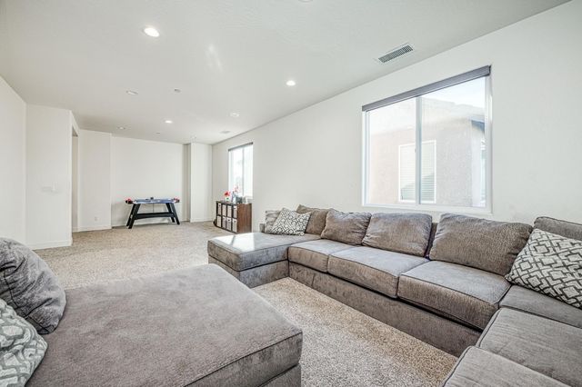 1676 Las Rosas Ave, Clovis, CA 93619