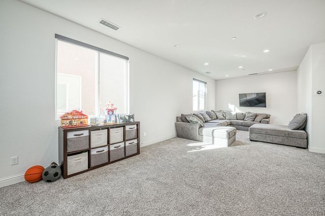 1676 Las Rosas Ave, Clovis, CA 93619