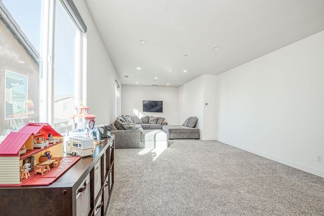 1676 Las Rosas Ave, Clovis, CA 93619