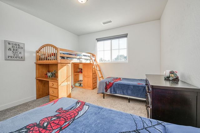 1676 Las Rosas Ave, Clovis, CA 93619