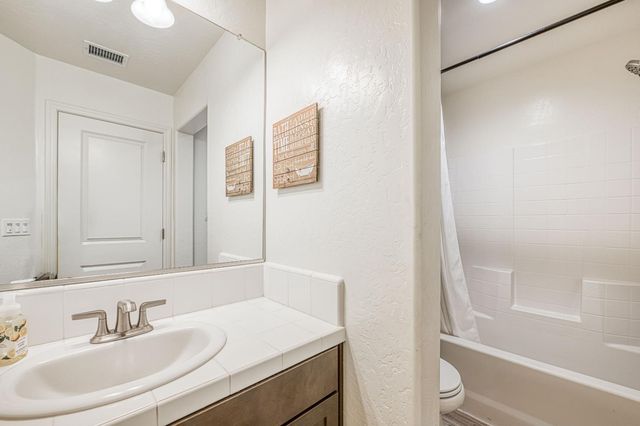 1676 Las Rosas Ave, Clovis, CA 93619