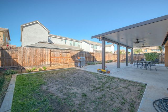1676 Las Rosas Ave, Clovis, CA 93619