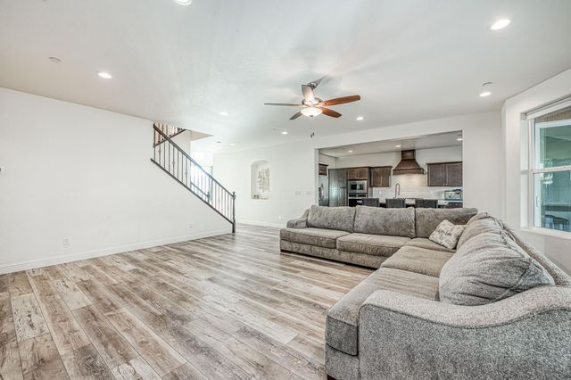 1676 Las Rosas Ave, Clovis, CA 93619