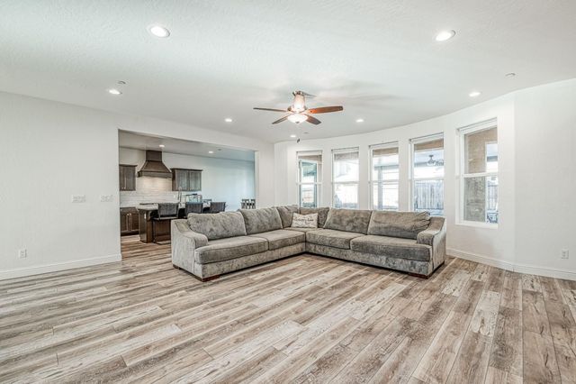 1676 Las Rosas Ave, Clovis, CA 93619