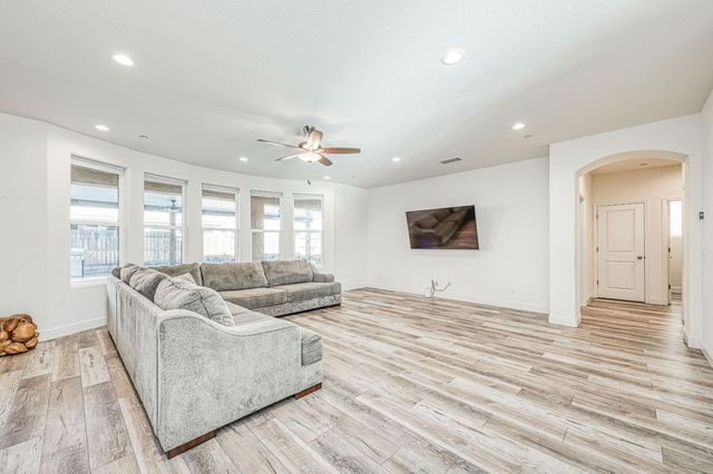 1676 Las Rosas Ave, Clovis, CA 93619