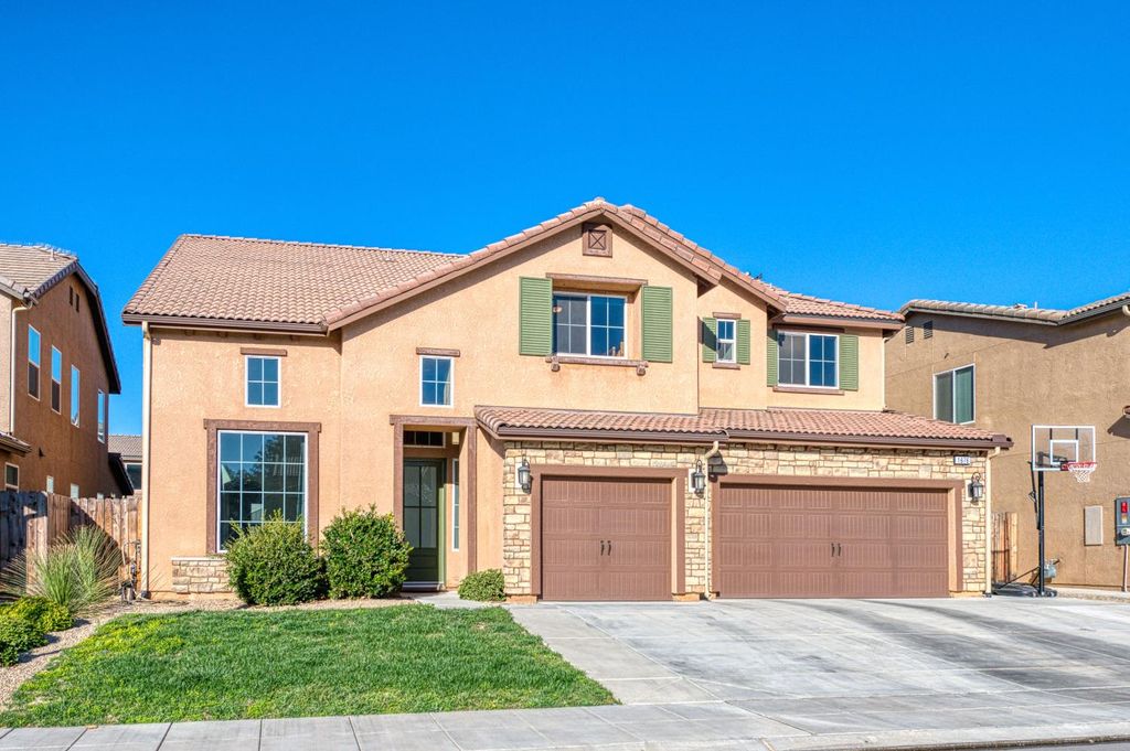 1676 Las Rosas Ave, Clovis, CA 93619